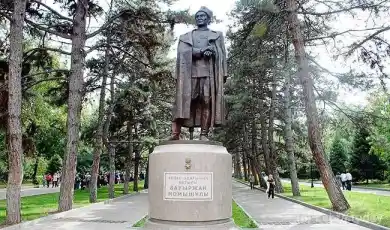 Памятник Бауржану Момышулы в парке имени 28 гвардейцев-панфиловцев