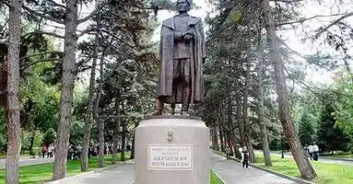 Памятник Бауржану Момышулы в парке имени 28 гвардейцев-панфиловцев